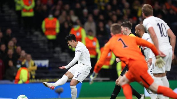 LONDON, ENGLAND - NOVEMBER 04: Heung-Min Son of Tottenham Hotspur scores their side's first goal during the UEFA Europa Conference League group G match between Tottenham Hotspur and Vitesse at Tottenham Hotspur Stadium on November 04, 2021 in London, England. (Photo by Alex Pantling/Getty Images)