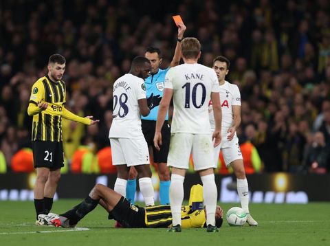 LONDON, ENGLAND - NOVEMBER 04: Referee, Marco Di Bello shows a red card to Cristian Romero of Tottenham Hotspur during the UEFA Europa Conference League group G match between Tottenham Hotspur and Vitesse at Tottenham Hotspur Stadium on November 04, 2021 in London, England. (Photo by Julian Finney/Getty Images)