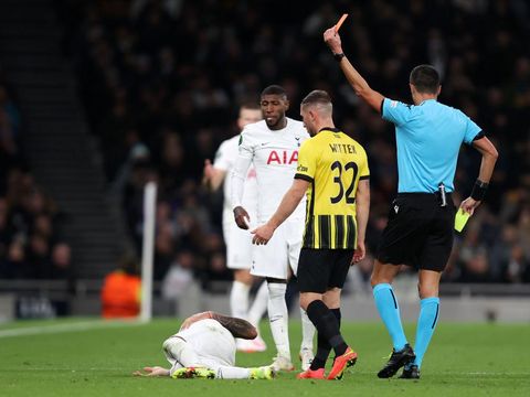 LONDON, ENGLAND - NOVEMBER 04: Referee, Marco Di Bello shows a red card to Cristian Romero of Tottenham Hotspur during the UEFA Europa Conference League group G match between Tottenham Hotspur and Vitesse at Tottenham Hotspur Stadium on November 04, 2021 in London, England. (Photo by Julian Finney/Getty Images)