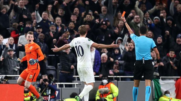 LONDON, ENGLAND - NOVEMBER 04: Referee, Marco Di Bello shows a red card to Cristian Romero of Tottenham Hotspur during the UEFA Europa Conference League group G match between Tottenham Hotspur and Vitesse at Tottenham Hotspur Stadium on November 04, 2021 in London, England. (Photo by Julian Finney/Getty Images)