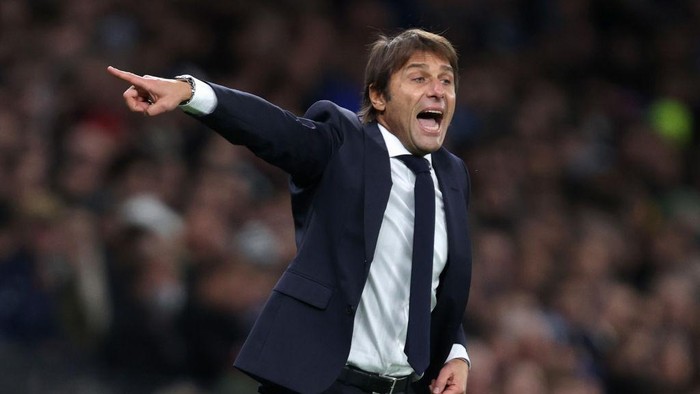 Tottenham vs Vitesse, Antonio Conte LONDON, ENGLAND - NOVEMBER 04: Antonio Conte, Manager of Tottenham Hotspur gives instructions during the UEFA Europa Conference League group G match between Tottenham Hotspur and Vitesse at Tottenham Hotspur Stadium on November 04, 2021 in London, England. (Photo by Julian Finney/Getty Images)