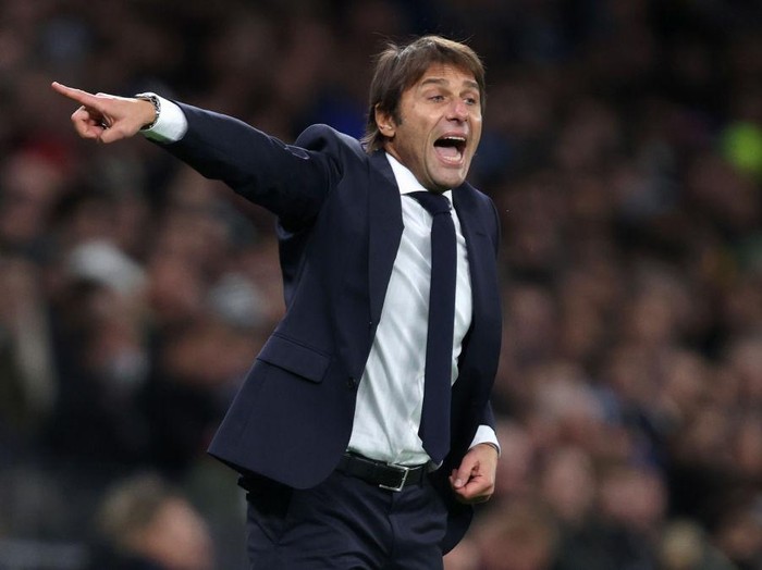 LONDON, ENGLAND - NOVEMBER 04: Antonio Conte, Manager of Tottenham Hotspur gives instructions during the UEFA Europa Conference League group G match between Tottenham Hotspur and Vitesse at Tottenham Hotspur Stadium on November 04, 2021 in London, England. (Photo by Julian Finney/Getty Images)