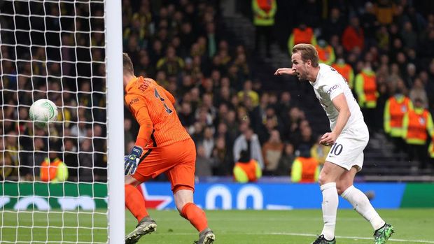LONDON, ENGLAND - NOVEMBER 04: Harry Kane of Tottenham Hotspur and Markus Schubert of Vitesse look on after Jacob Rasmussen (Not pictured) of Vitesse scores an own goal for the Tottenham Hotspur third goal during the UEFA Europa Conference League group G match between Tottenham Hotspur and Vitesse at Tottenham Hotspur Stadium on November 04, 2021 in London, England. (Photo by Alex Pantling/Getty Images)