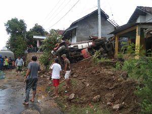 Truk Tangki Air Terguling Gegara Rem Blong di Jalur Trawas, Sopir Tewas di Lokasi