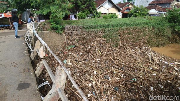 Waduh, Sampah Menumpuk di Sungai Piji Kudus