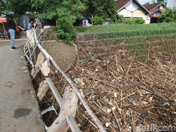 Waduh, Sampah Menumpuk di Sungai Piji Kudus