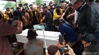 Tangisan Keluarga Iringi Pemakaman Vanessa Angel dan Suami