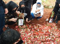 Prosesi Pemakaman Vanessa Angel dan Suami Dipadati Pelayat