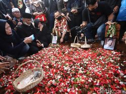 Vanessa Angel dan Bibi Berdampingan dalam Keabadian