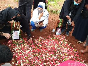 Makam Vanessa Angel dan Bibi Ramai Dikunjungi Warga Makam Vanessa Angel dan Bibi Ramai Dikunjungi Warga