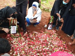 Makam Vanessa Angel dan Bibi Ramai Dikunjungi Warga