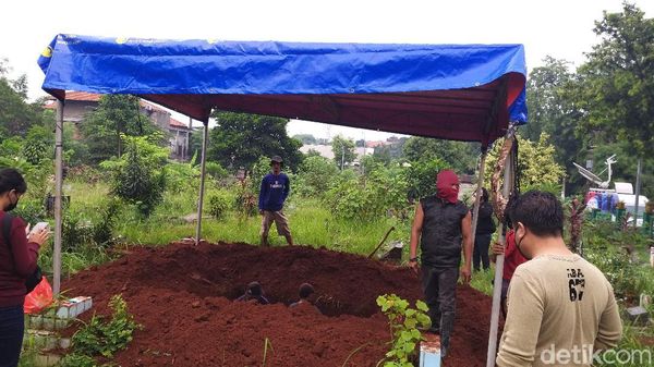 Peristirahatan Terakhir Vanessa Angel dan Bibi dalam Satu Liang Lahad