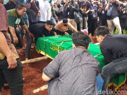 Jenazah Vanessa Angel dan Suami Tiba di TPU