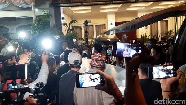 Tangis Keluarga Melihat Peti Jenazah Vanessa Angel dan Bibi