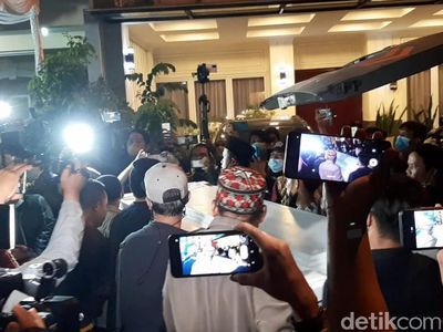 Tangis Keluarga Melihat Peti Jenazah Vanessa Angel dan Bibi