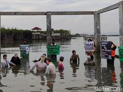 Protes Penanganan Perubahan Iklim, Walhi Jateng Tenggelamkan 10 Pejabat