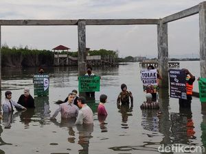 Protes Penanganan Perubahan Iklim, Walhi Jateng Tenggelamkan 10 Pejabat Protes Penanganan Perubahan Iklim, Walhi Jateng Tenggelamkan 10 Pejabat
