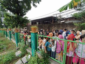 Warga Padati TPU Pemakaman Vanessa-Bibi, Polisi Ingatkan Prokes