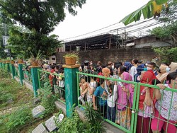 Warga Padati TPU Pemakaman Vanessa-Bibi, Polisi Ingatkan Prokes