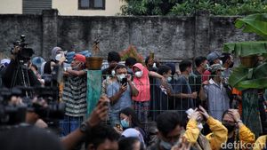 Warga Ramai-ramai Saksikan Prosesi Pemakaman Vanessa Angel dan Bibi