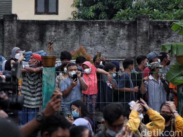 Warga Ramai-ramai Saksikan Prosesi Pemakaman Vanessa Angel dan Bibi