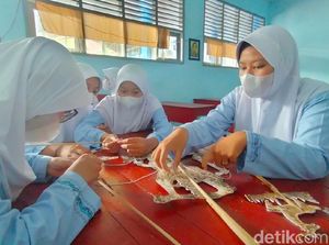 Aksi Pelajar di Majalengka Rakit Wayang Paralon