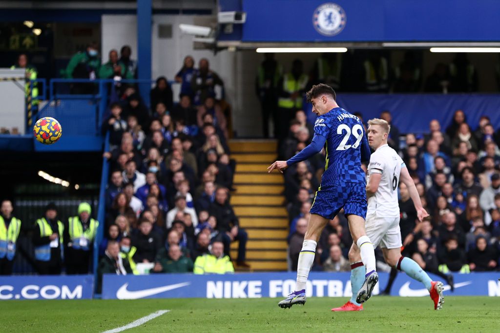 LONDON, ENGLAND - NOVEMBER 06: Kai Havertz of Chelsea scores their team's first goal during the Premier League match between Chelsea and Burnley at Stamford Bridge on November 06, 2021 in London, England. (Photo by Ryan Pierse/Getty Images)