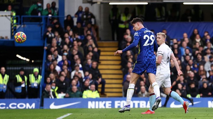 LONDON, ENGLAND - NOVEMBER 06: Kai Havertz of Chelsea scores their teams first goal during the Premier League match between Chelsea and Burnley at Stamford Bridge on November 06, 2021 in London, England. (Photo by Ryan Pierse/Getty Images)