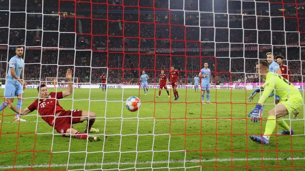 MUNICH, GERMANY - NOVEMBER 06: Robert Lewandowski of FC Bayern Muenchen scores their teams second goal during the Bundesliga match between FC Bayern München and Sport-Club Freiburg at Allianz Arena on November 06, 2021 in Munich, Germany. (Photo by Alexander Hassenstein/Getty Images)