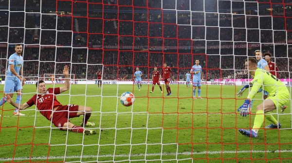 1351686650 MUNICH, GERMANY - NOVEMBER 06: Robert Lewandowski of FC Bayern Muenchen scores their teams second goal during the Bundesliga match between FC Bayern München and Sport-Club Freiburg at Allianz Arena on November 06, 2021 in Munich, Germany. (Photo by Alexander Hassenstein/Getty Images)