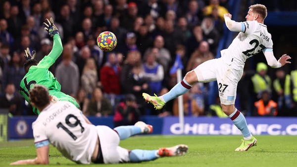 1351691145 LONDON, ENGLAND - NOVEMBER 06: Matej Vydra of Burnley scores their teams first goal during the Premier League match between Chelsea and Burnley at Stamford Bridge on November 06, 2021 in London, England. (Photo by Ryan Pierse/Getty Images)