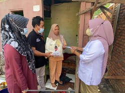 Andre Rosiade Beri Bantuan ke Penjual Gorengan yang Sempat Melahirkan di Jalan