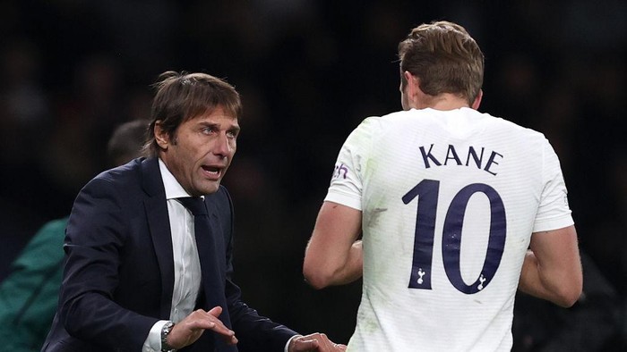 LONDON, ENGLAND - NOVEMBER 04: Antonio Conte, Manager of Tottenham Hotspur speaks with Harry Kane of Tottenham during the UEFA Europa Conference League group G match between Tottenham Hotspur and Vitesse at Tottenham Hotspur Stadium on November 04, 2021 in London, England. (Photo by Julian Finney/Getty Images)