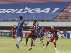 Wawan bebas menanduk bola yang dioper dengan kepala oleh Wildansyah dari sisi kiri, menyusul sapuan bola yang kurang sempurna dari barisan belakang PSIS.