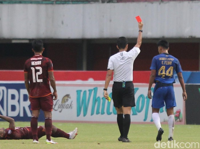 PSIS terhambat lajunya ke papan atas setelah takluk 0-1 dari Borneo FC. Berikut foto-foto pertandingannya!