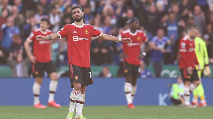 LEICESTER, ENGLAND - OCTOBER 16: Bruno Fernandes of Manchester United reacts after their side concedes a third goal during the Premier League match between Leicester City and Manchester United at The King Power Stadium on October 16, 2021 in Leicester, England. (Photo by Alex Pantling/Getty Images)