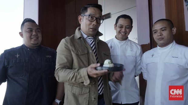 Gubernur Jawa Barat Ridwan Kamil bersama Chef Eka Muhammad (kiri) dan dua pemuda asal Jabar lainnya yang bekerja di Restoran At.Mosphere di Dubai, Uni Emirat Arab