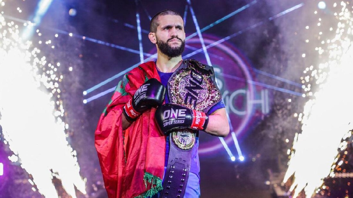 Ilias Ennahachi, jawara kickboxing yang mendatangi stadion markas klubnya Bagus Kahfi. (Foto: Dok. ONE Championship)