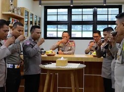 Kabaharkam Ajak 12 Bhabinkamtibmas Berprestasi Ngopi dan Naik Heli