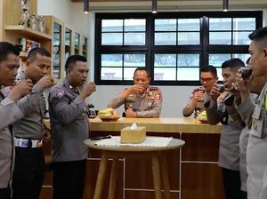 Kabaharkam Ajak 12 Bhabinkamtibmas Berprestasi Ngopi dan Naik Heli Kabaharkam Ajak 12 Bhabinkamtibmas Berprestasi Ngopi dan Naik Heli