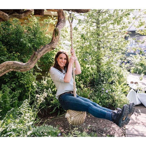 Kate Middleton dengan Kemeja dan Celana Jeans