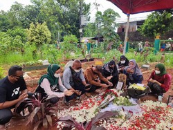Peziarah Makam Vanessa Angel dan BIbi Banyak Datang dari Luar Kota