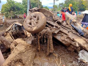 Kendaraan Ringsek Ini Jadi Bukti Dahsyatnya Banjir Bandang di Kota Batu Kendaraan Ringsek Ini Jadi Bukti Dahsyatnya Banjir Bandang di Kota Batu