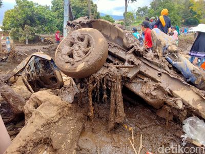Kendaraan Ringsek Ini Jadi Bukti Dahsyatnya Banjir Bandang di Kota Batu