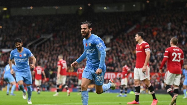 MANCHESTER, ENGLAND - NOVEMBER 06: Bernardo Silva of Manchester City celebrates after scoring their sides second goal during the Premier League match between Manchester United and Manchester City at Old Trafford on November 06, 2021 in Manchester, England. (Photo by Michael Regan/Getty Images)