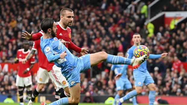 MANCHESTER, ENGLAND - NOVEMBER 06: Bernardo Silva of Manchester City scores their team's second goal during the Premier League match between Manchester United and Manchester City at Old Trafford on November 06, 2021 in Manchester, England. (Photo by Michael Regan/Getty Images)