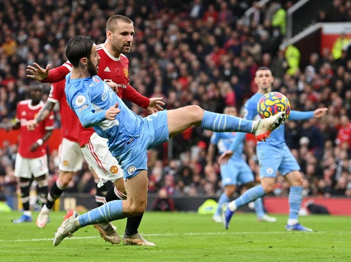 MANCHESTER, ENGLAND - NOVEMBER 06: Bernardo Silva of Manchester City scores their teams second goal during the Premier League match between Manchester United and Manchester City at Old Trafford on November 06, 2021 in Manchester, England. (Photo by Michael Regan/Getty Images)
