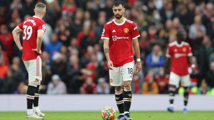 MANCHESTER, ENGLAND - NOVEMBER 06: Bruno Fernandes of Manchester United looks dejected following Manchester Citys second goal during the Premier League match between Manchester United and Manchester City at Old Trafford on November 06, 2021 in Manchester, England. (Photo by Clive Brunskill/Getty Images)