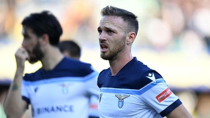 Manuel Lazzari VERONA, ITALY - OCTOBER 24: Manuel Lazzari of SS Lazio reacts during the Serie A match between Hellas and SS Lazio at Stadio Marcantonio Bentegodi on October 24, 2021 in Verona, Italy. (Photo by Alessandro Sabattini/Getty Images)