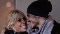 Pernikahan pesepakbola Argentina Mauro Icardi dengan sang istri, Wanda Nara, sempat dikabarkan retak. Asmara itu sendiri berawal dengan heboh setelah Icardi dulu dianggap jadi orang ketiga yang merebut Wanda dari tangan Maxi Lopez, sahabat yang juga rekan satu timnya semasa di Sampdoria. Skandal ini pun kabarnya turut berimbas ke timnas Argentina, dengan sejumlah pemain jadi memusuhi Icardi. Foto: Getty Images/Claudio Villa